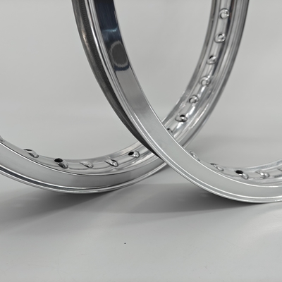 Las llantas de motocicleta de aleación de acero de estilo Akront con muestra.